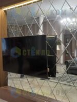 Дизайн зеркальной стены с телевизором