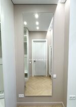 Зеркало в рамке для прихожей в белой рамке