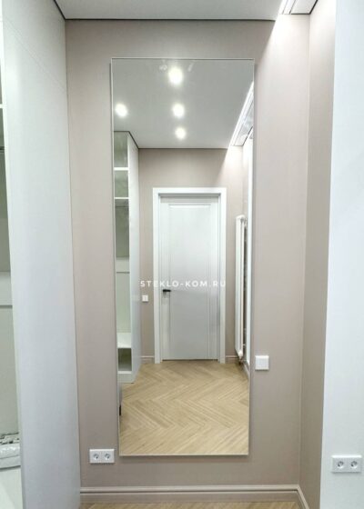 Зеркало в рамке для прихожей в белой рамке