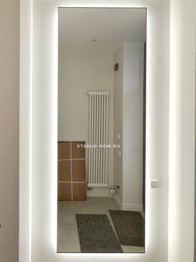 Зеркало в черной рамке с подсветкой в прихожую