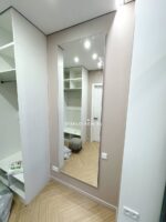 Фото готовой работы зеркала с рамкой и парящей подсветкой