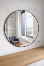 Круглое интерьерное зеркало в черной рамке