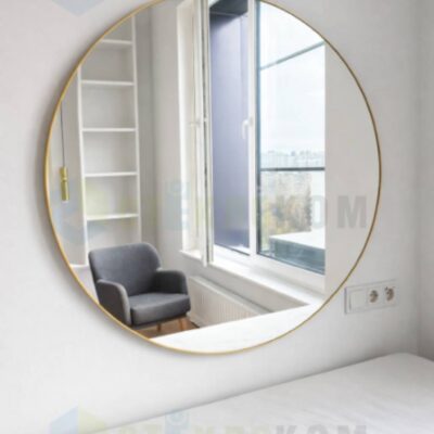 Круглое интерьерное зеркало в золотой рамке