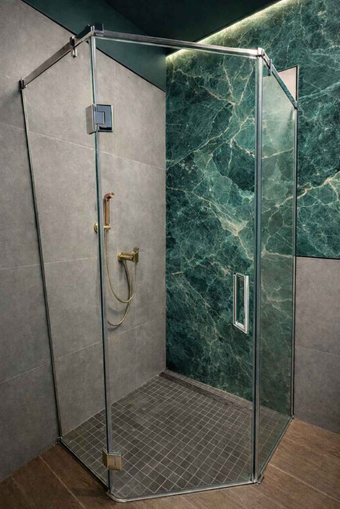 Душевая дверь драпеция