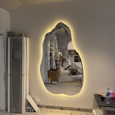 Монтаж зеркала с подсветкой для кафе, парящее зеркало капля