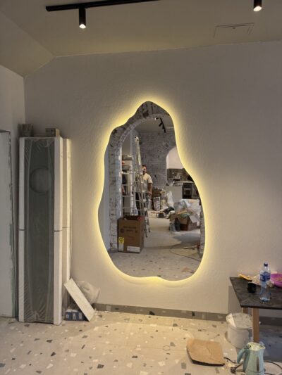 Монтаж зеркала с подсветкой для кафе, парящее зеркало капля