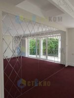 Крупный план фацета 20 мм на зеркальном панно, обработка кромки