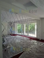 Зеркальное панно из ромбов на заказ в прихожую, пример монтажа