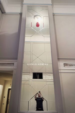 Колонна с отделкой зеркалами