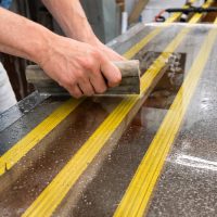 услуги по нанесению пленки на стекло