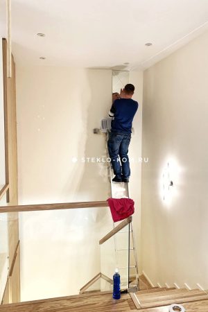 Монтаж зеркального панно на стену