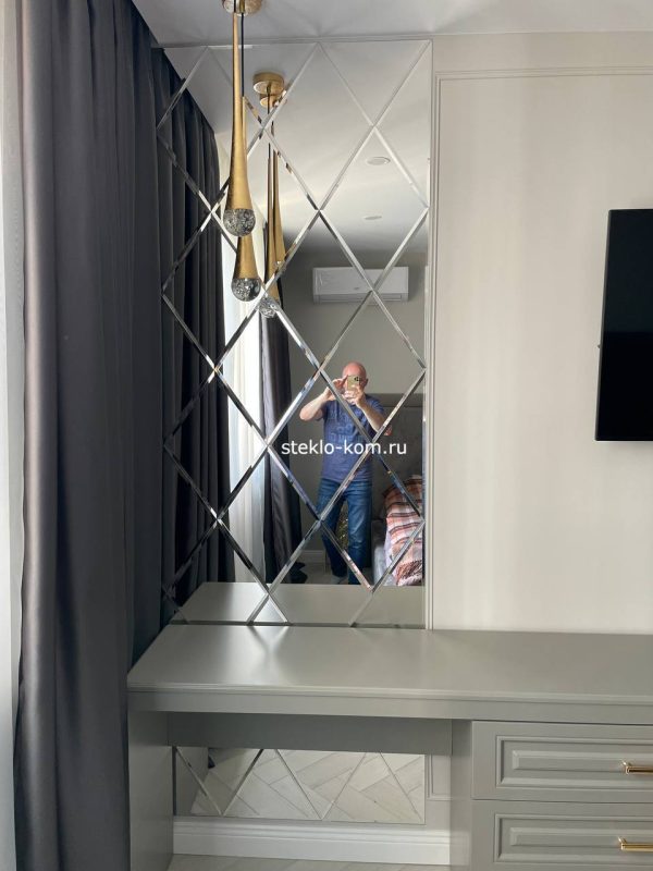 Зеркальное панно в спальню из осветленного зеркала