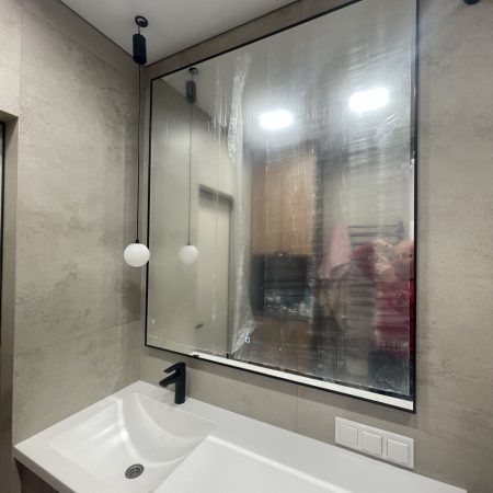 Зеркало в заводской упаковке перед установкой