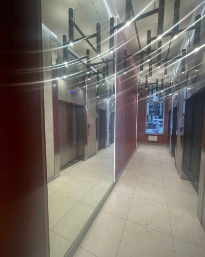 Установка зеркала в поъезд